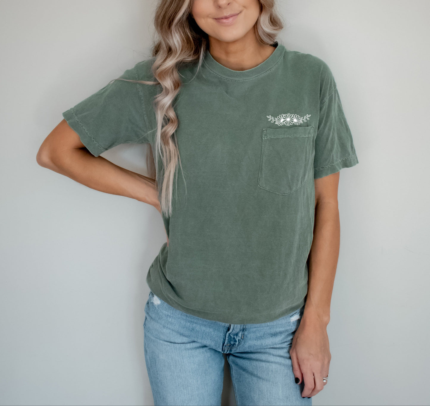 Daisy Bouquet Flowers Botanical Comfort Colors Pocket T Shirt | Camping, Hiking, Plant